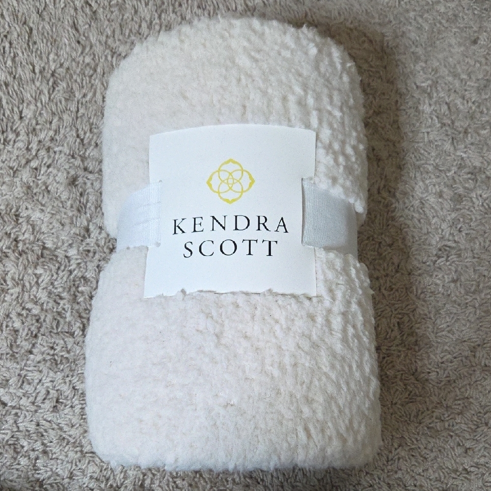 NWT Kendra Scott Plush Cream Sherpa Throw, 50in x 70in